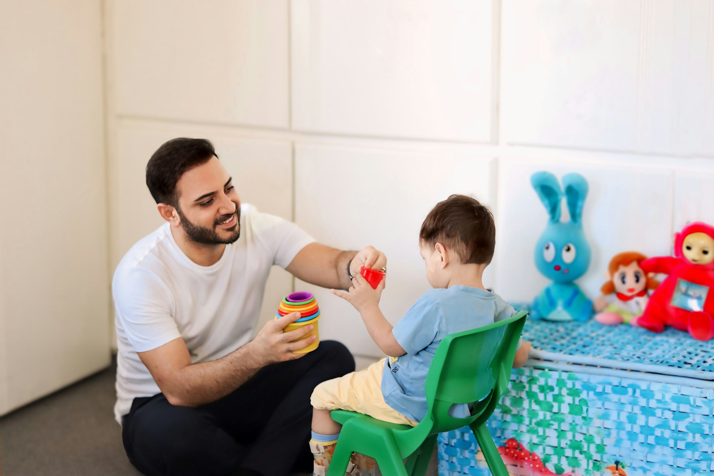Un operatore gioca con un bambino durante un'attività